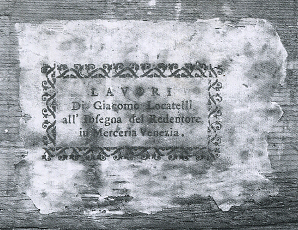 cartellino incollato su un mobile- Lavori di Giacomo Locatelli all’insegna del Redentore in merceria Venezia.