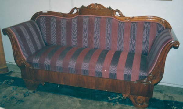 divano-in-noce-intagliato-piemonte-xix-secolo