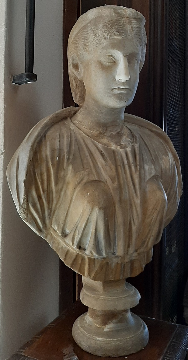 busto-femminile-marmo-ii-secolo-dc-gazzada-collezione-cagnola