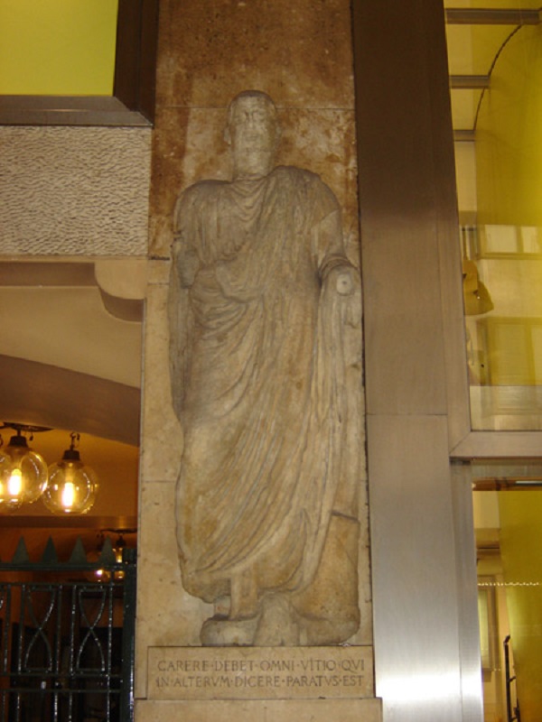 sciur-carera-scultura-marmo-roma-epoca-imperiale-testa-xi-secolo-circa-milano-corso-vittorio-emanuele-13