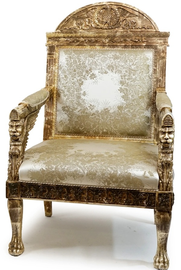 studio-papiri-poltrona-dorata-in-stile-xx-secolo