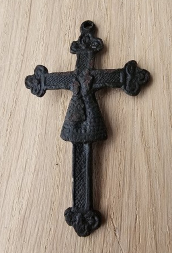 croce-da-pellegrinaggio-lega-metallica-santuario-mariazell-austria-xviii-secolo