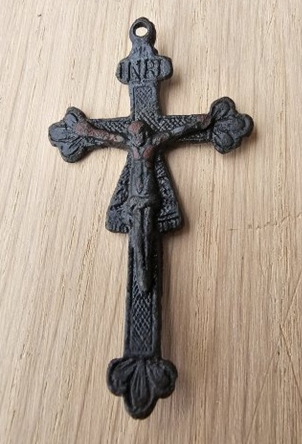 croce-da-pellegrinaggio-lega-metallica-santuario-mariazell-austria-xviii-secolo